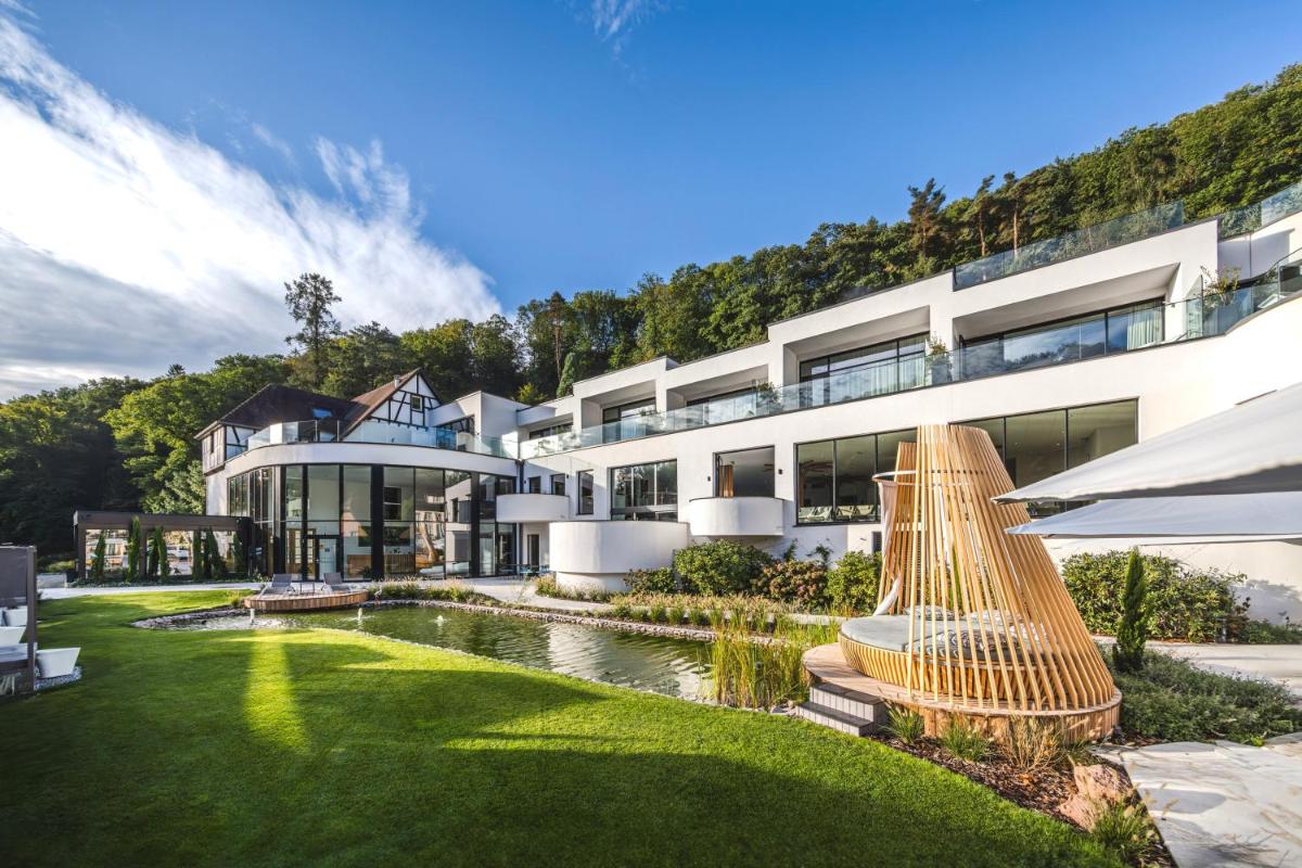 une vue extérieure d'un bâtiment avec une cour dans l'établissement 6717 Nature Hôtel & Spa Le Clos des Délices, à Ottrott