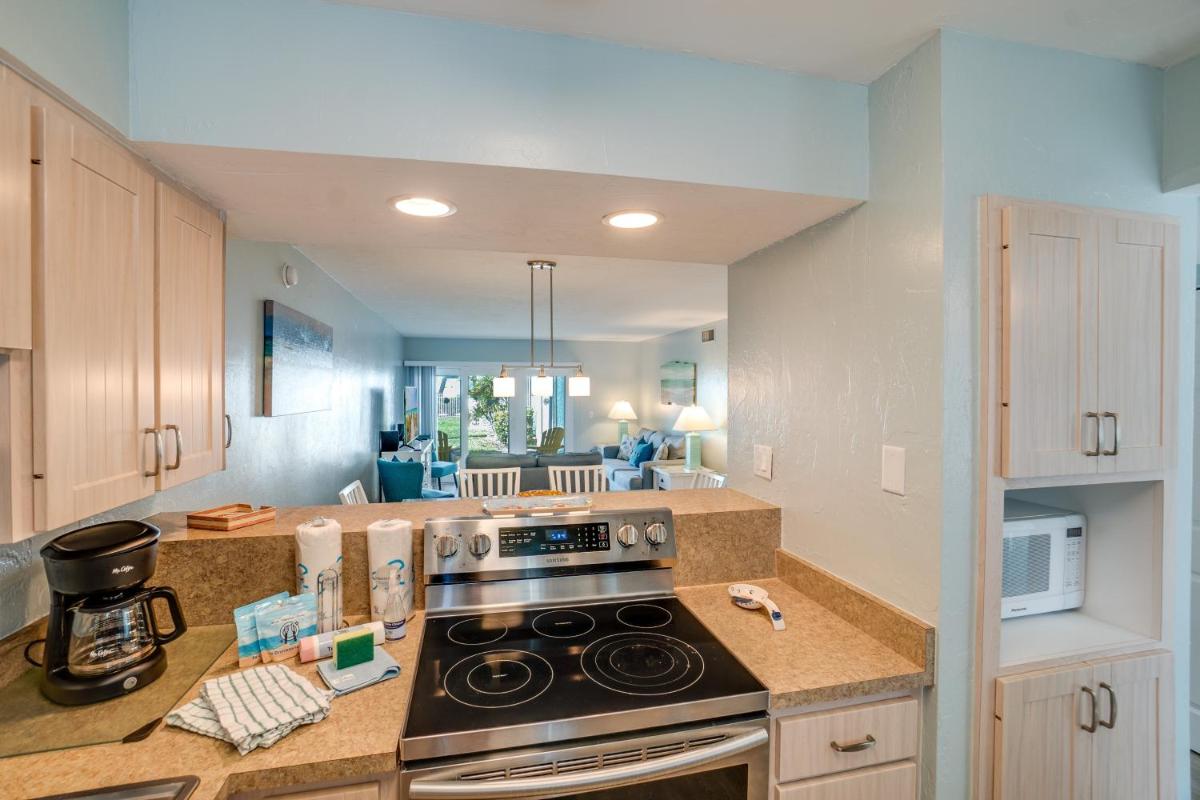 Suitetrails - Ground Floor Condo just 2 min walk from White Sandy Beaches