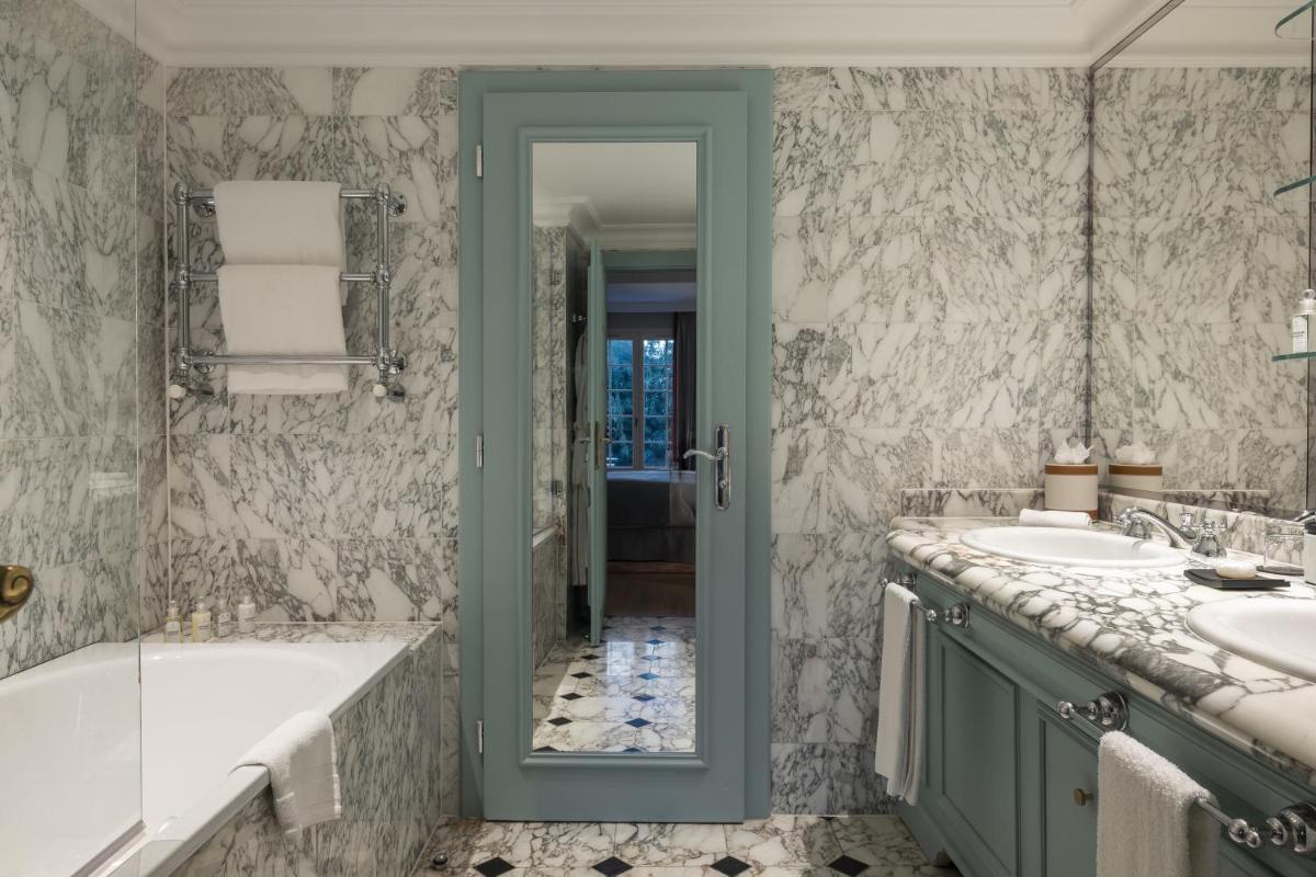 Salle de bains dans l'établissement Althoff Hotel Villa Belrose