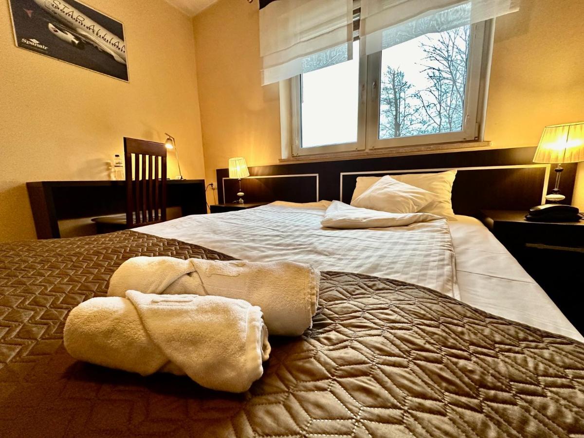 Hotel Pod Dębami - Housity