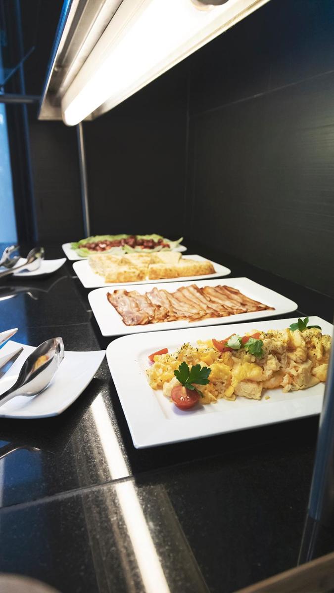 Comida en o cerca de este hotel