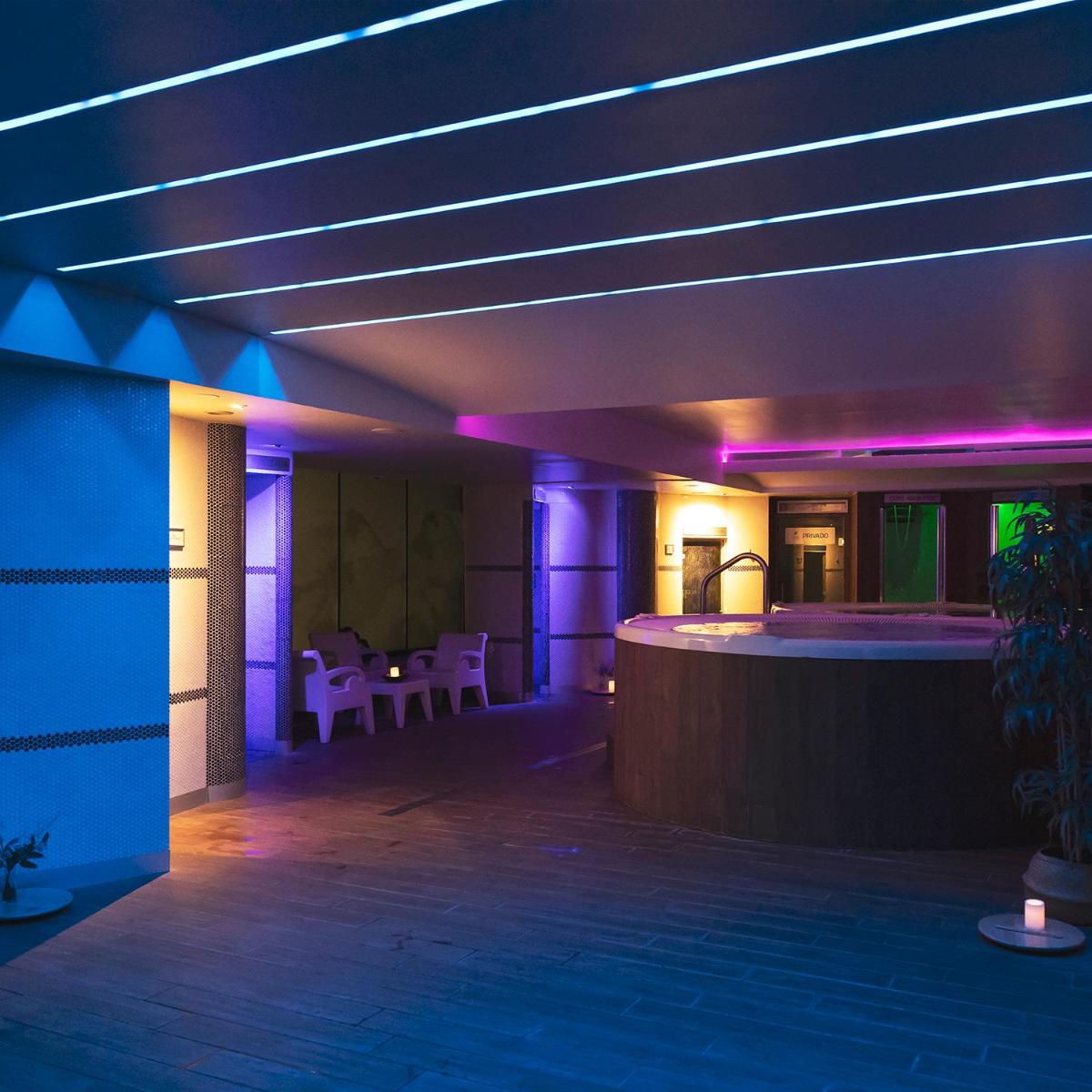 Habitación con luces moradas en un edificio en Hotel & Spa Real Ciudad De Zaragoza, en Zaragoza