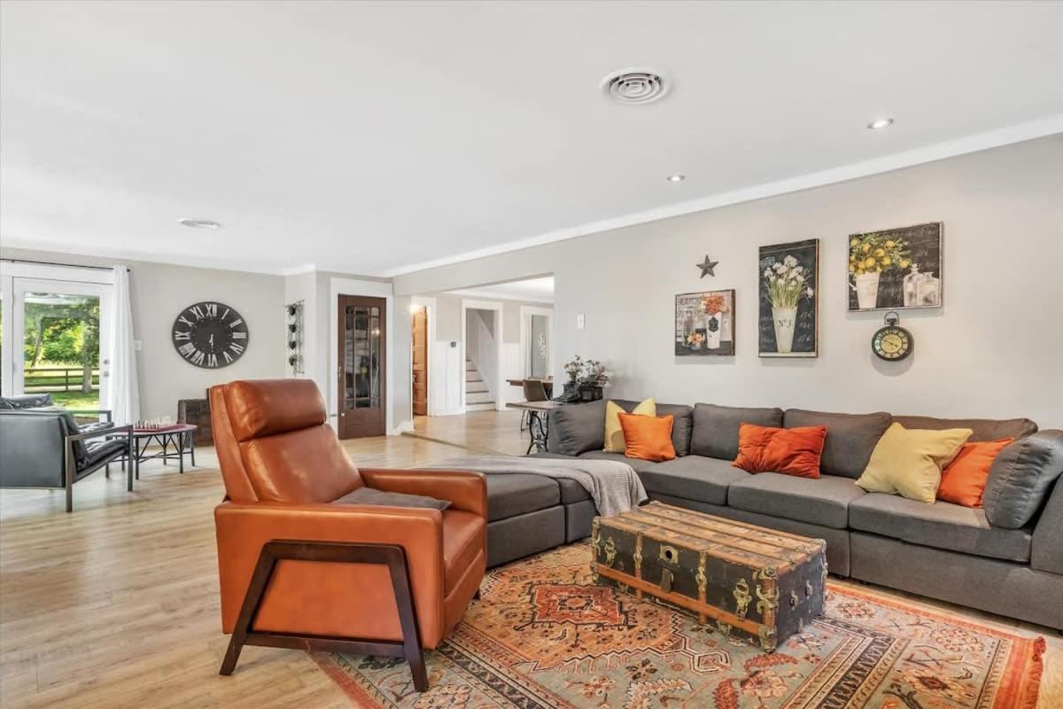 Deck & Modern Amenities! Hollyhock Hideaway - Housity