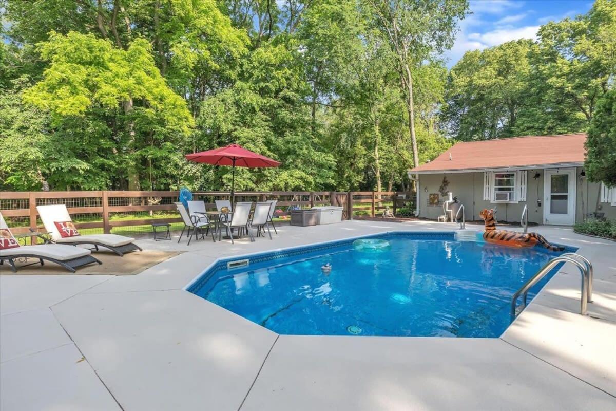 Deck & Modern Amenities! Hollyhock Hideaway - Housity