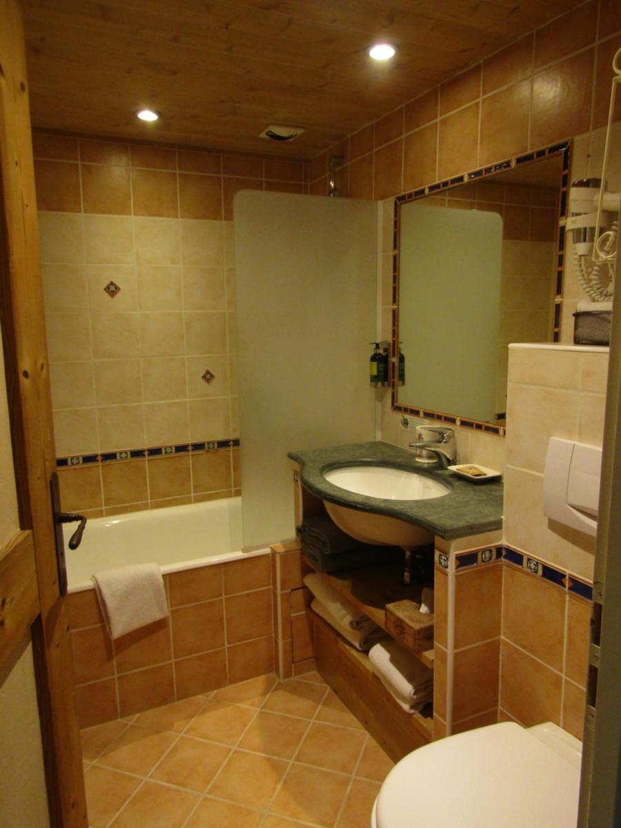 Salle de bains dans l'établissement Les Grands Montets Hotel & Spa