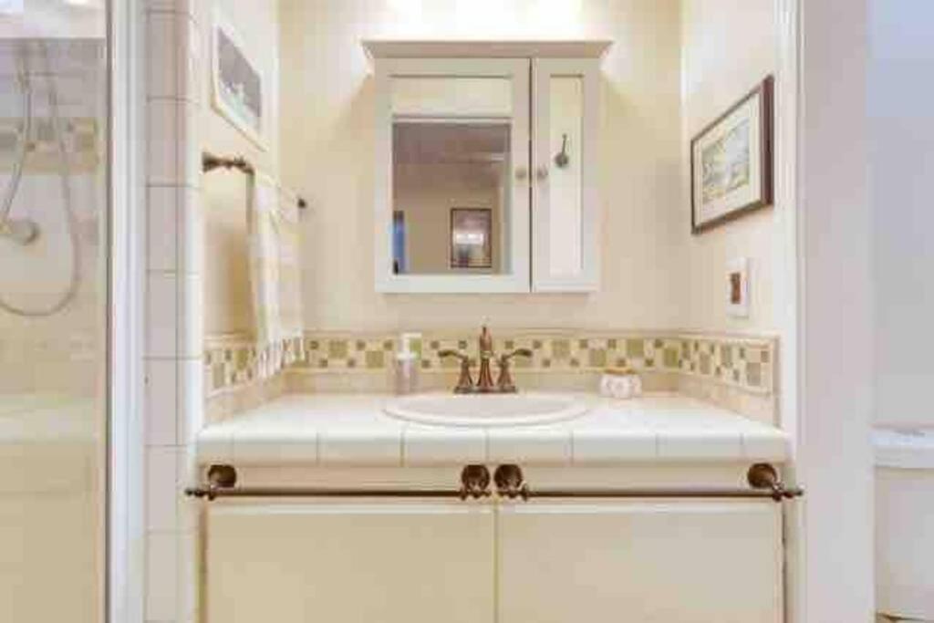 Belmont Shore Beach Bungalow, 2 min walk to town! - Housity