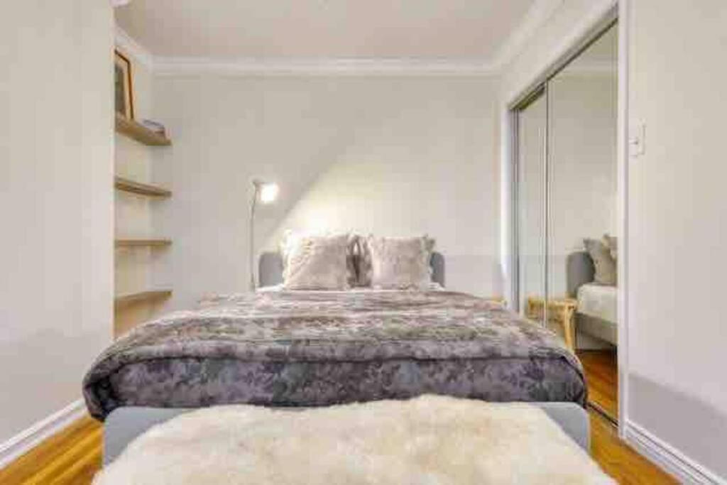 Belmont Shore Beach Bungalow, 2 min walk to town! - Housity