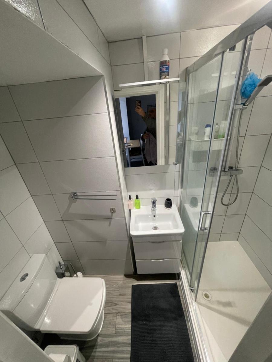 Ensuite Room with Jacuzzi - Housity