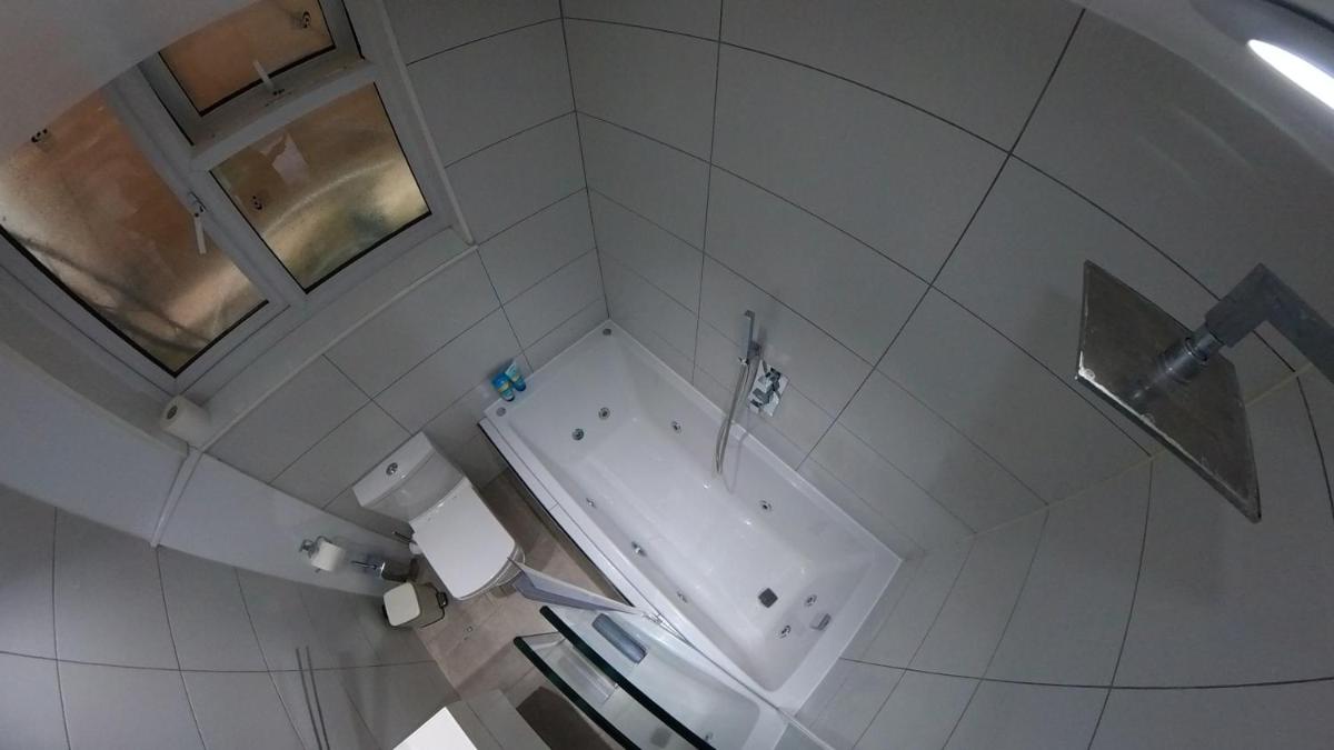Ensuite Room with Jacuzzi - Housity