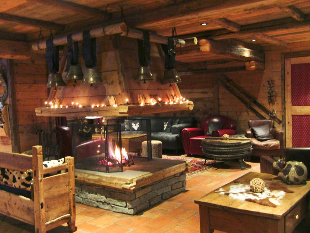 Coin salon dans l'établissement Les Grands Montets Hotel & Spa