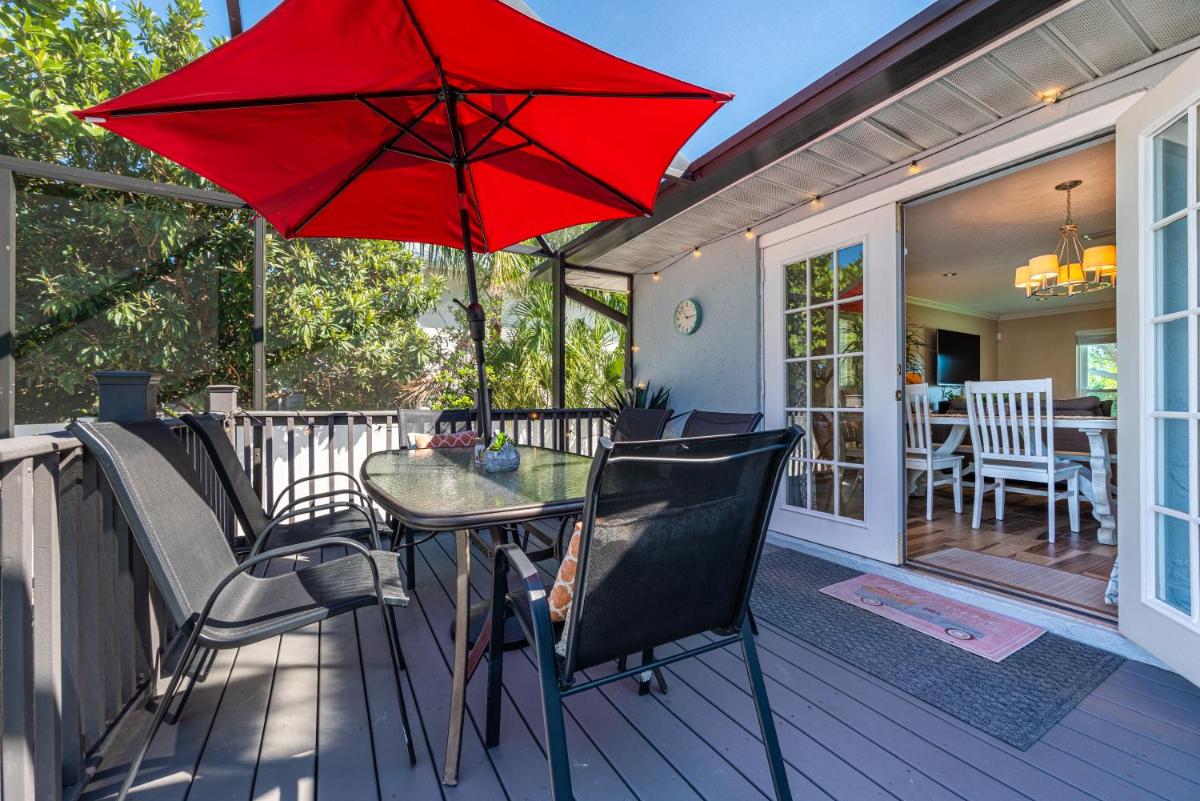 The Farm House! Spacious private pool home with grill and fully stocked kitchen! - Housity