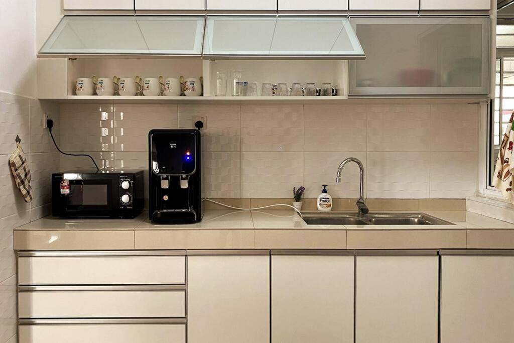 Spacious 3BR condo great night view 2 free carpark - Hizvo