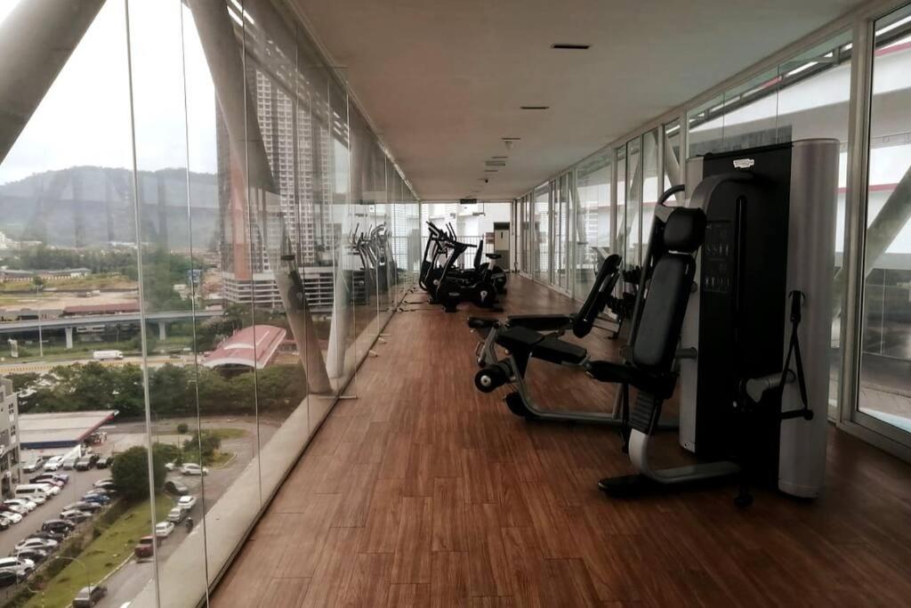 Spacious 3BR condo great night view 2 free carpark - Hizvo