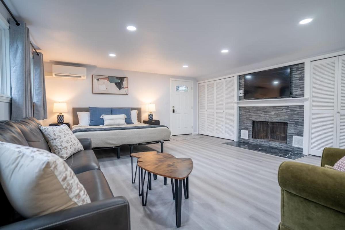Burien's Top Unit with Spa-Inspired Bathroom - Housity