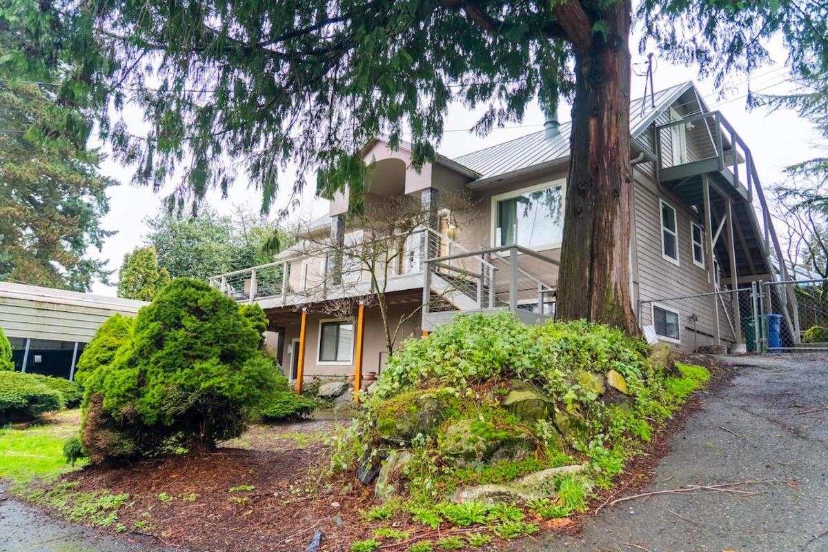 Burien's Top Unit with Spa-Inspired Bathroom - Housity