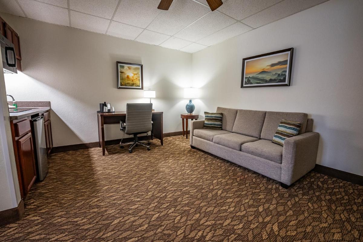 Christopher Inn and Suites - Housity