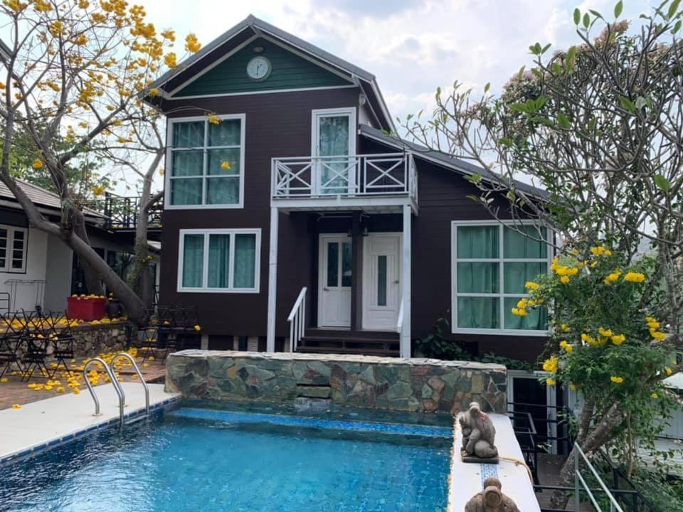 Jung Ja Hut - Housity