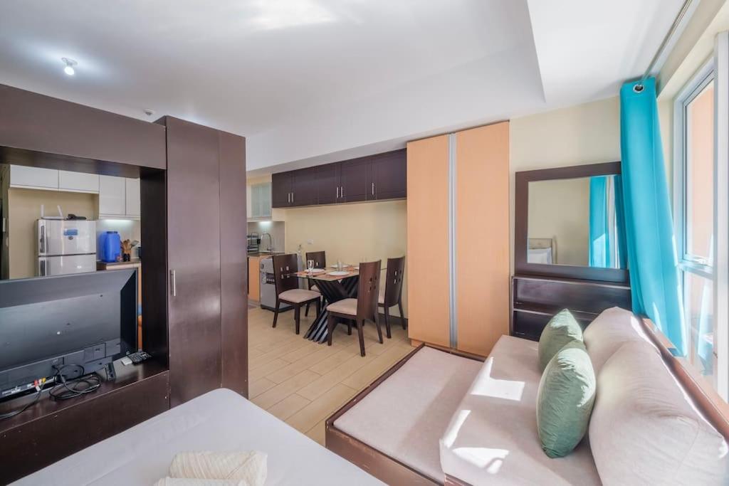 StayHere Hidden Gem by Venice Mall Balcony & WIFI - Housity