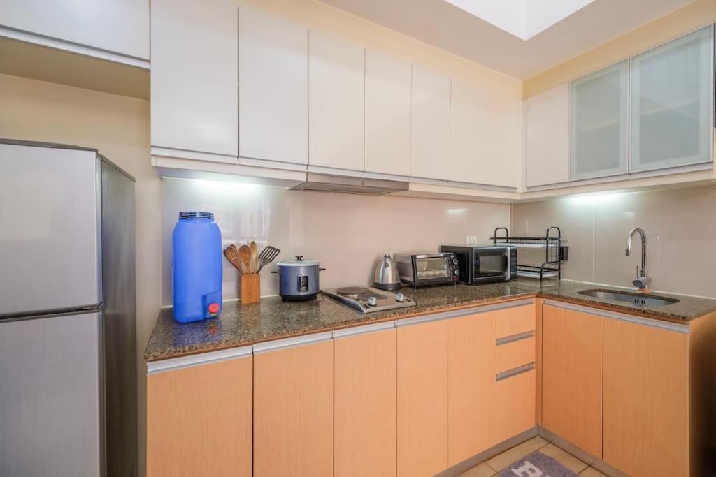 StayHere Hidden Gem by Venice Mall Balcony & WIFI - Housity