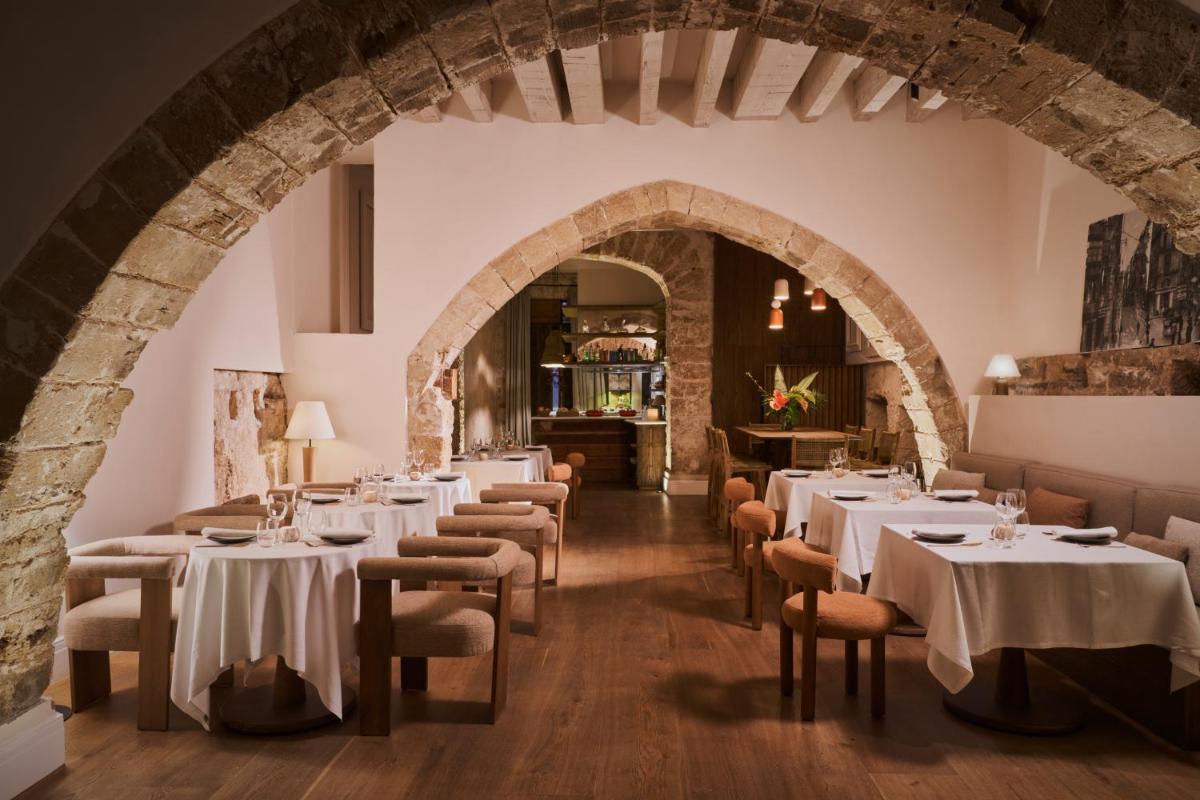 Un restaurante o sitio para comer en Boutique Hotel Posada Terra Santa