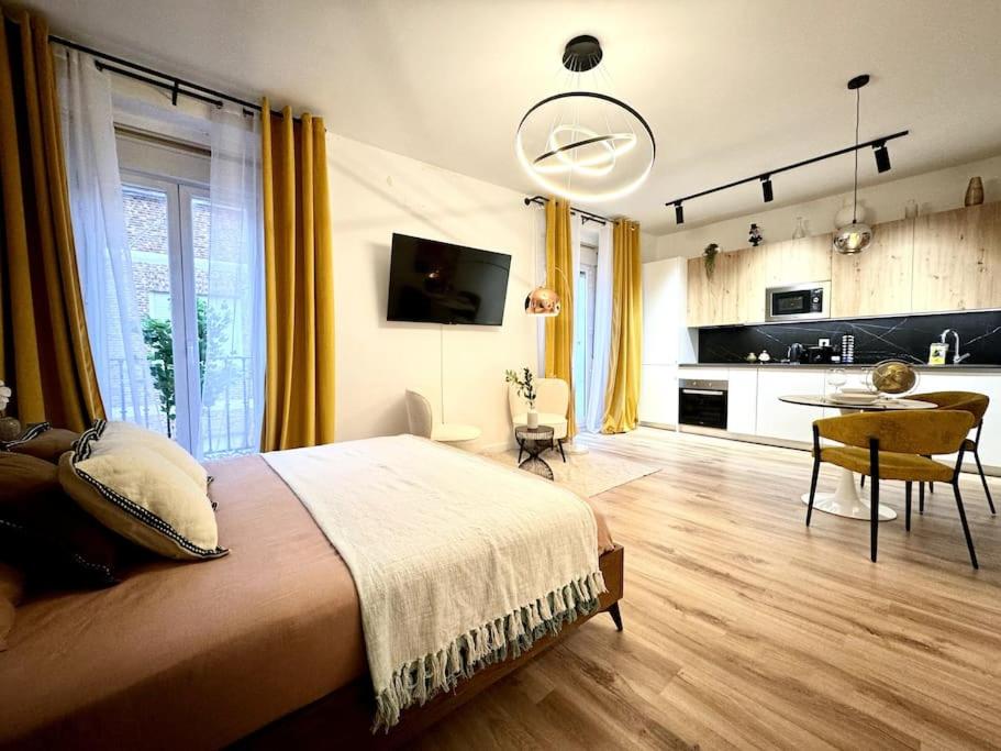 City Center Stylish apartment AC - Housity