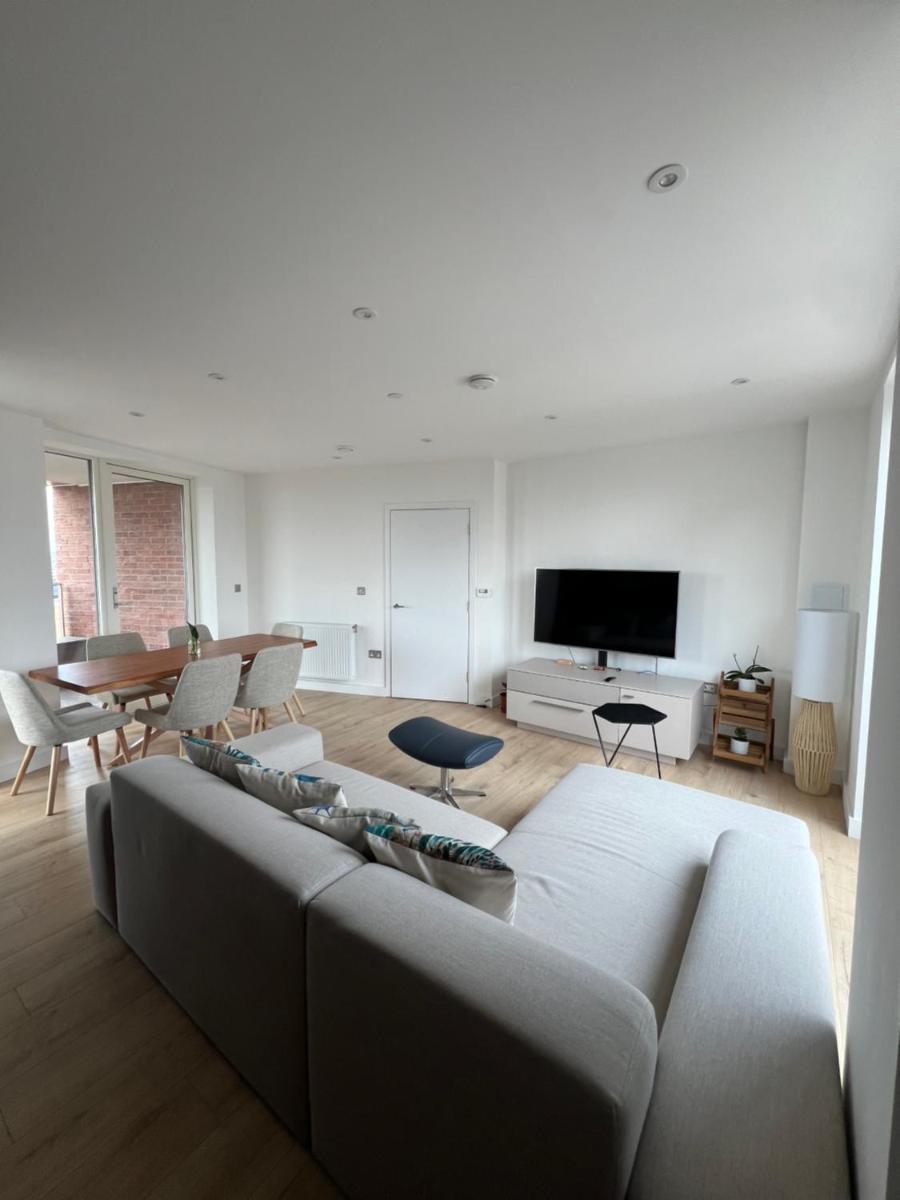 Private ensuite room near London - Housity
