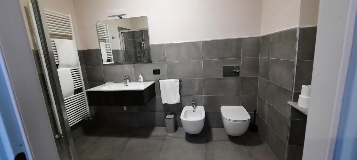 Cà Trifolera Barbaresco - Camera DOPPIA con bagno - IN ROMANTICO CASCINALE NEI VIGNETI CON CANTINA - Housity