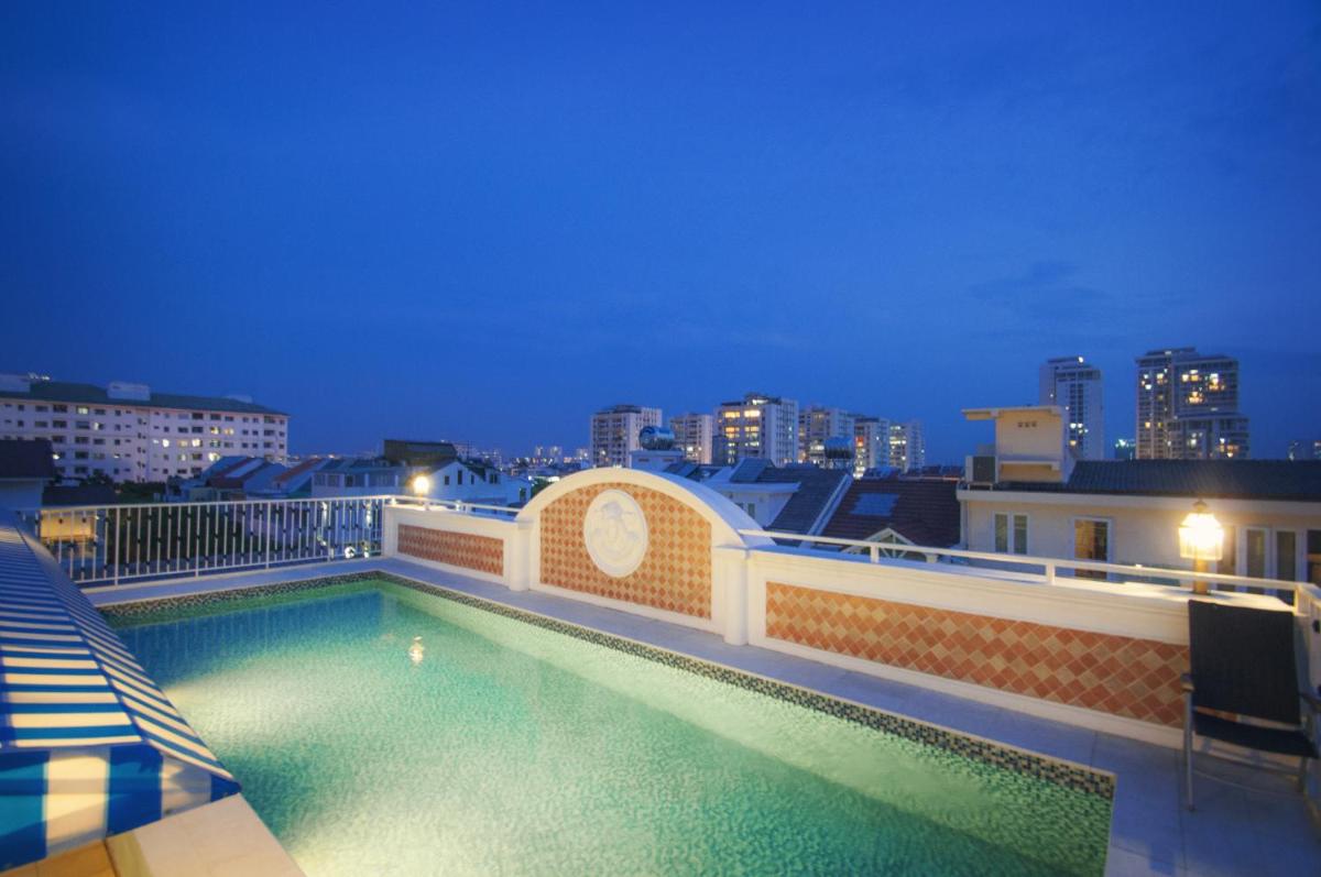 Central Hotel & Residences Swimming Pool - Hizvo