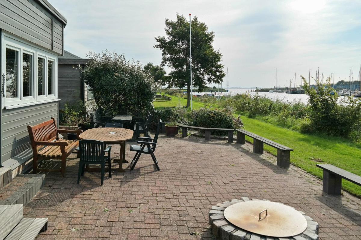 8 pers House 'Capitein Theis' with seaside in front of the Lauwersmeer - Housity