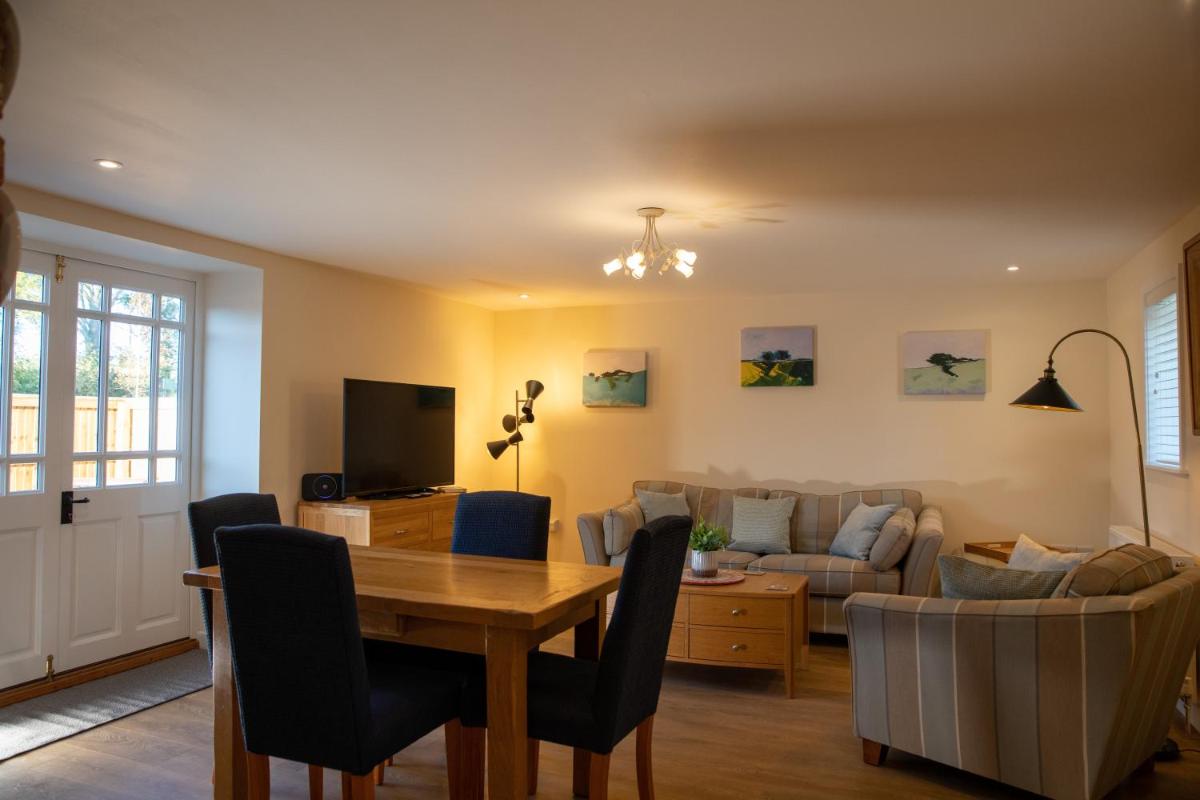 Rollestone Coach House - Housity