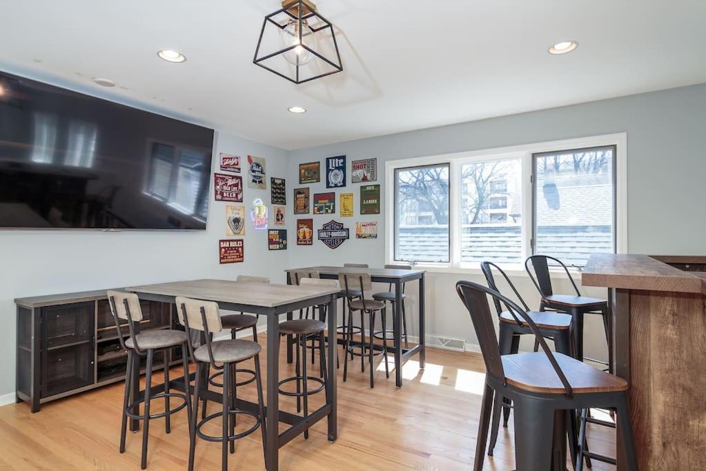 Eclectic Stylish and Cozy Milwaukee Unit - Housity