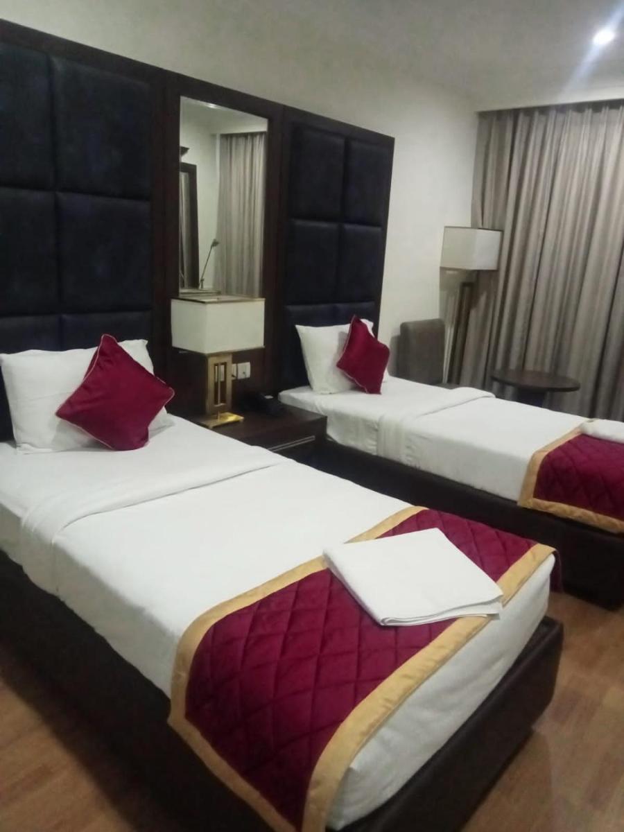 Suitetrails - Svm Pride Banjara- Road View Stay- Free Lavish Buffet Breakfast-18 Percent Off In Restaurant Food Order