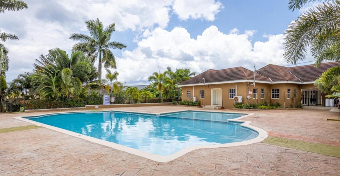 Draxhall Villa w,Pool,WIFI,Tennis Crt - KIDS STAY FREE, 3 mins from Beach! - Housity