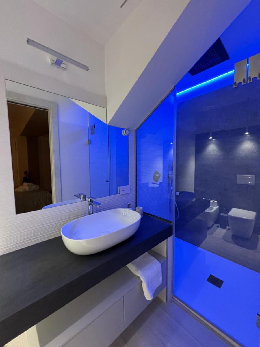 En Suite Bedroom Blue Moon - Housity