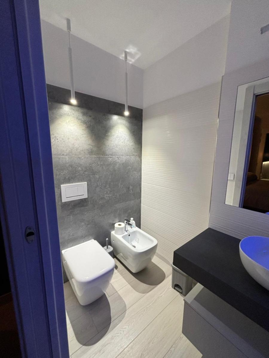 En Suite Bedroom Blue Moon - Housity