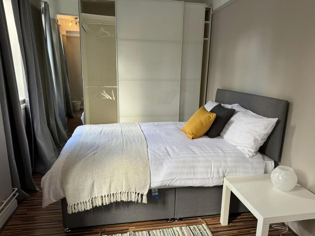 Room 2 • Double Bed in Primrose Hill - Housity