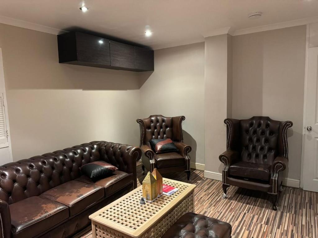 Room 2 • Double Bed in Primrose Hill - Housity