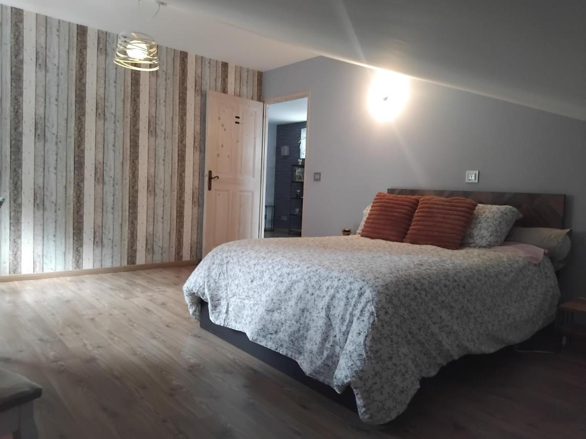 Au pied des montagnes. - Housity