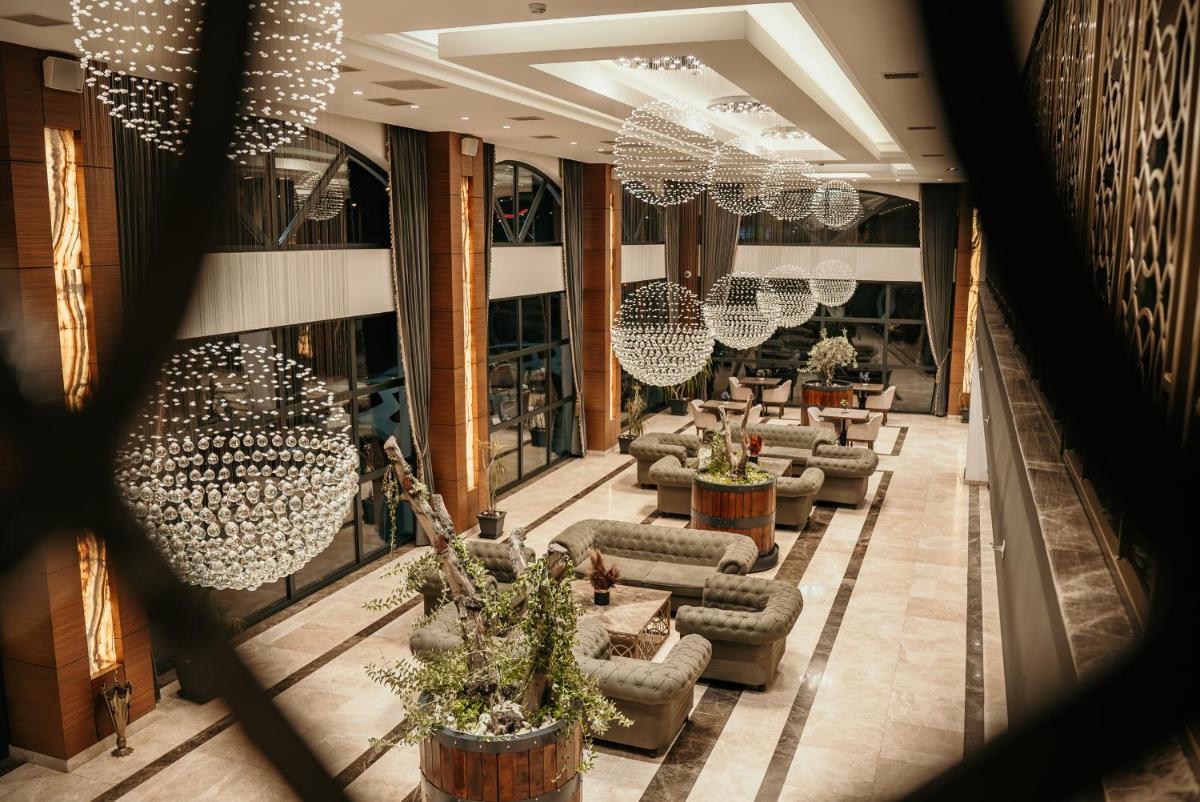 Grand Vaves Hotel - Housity