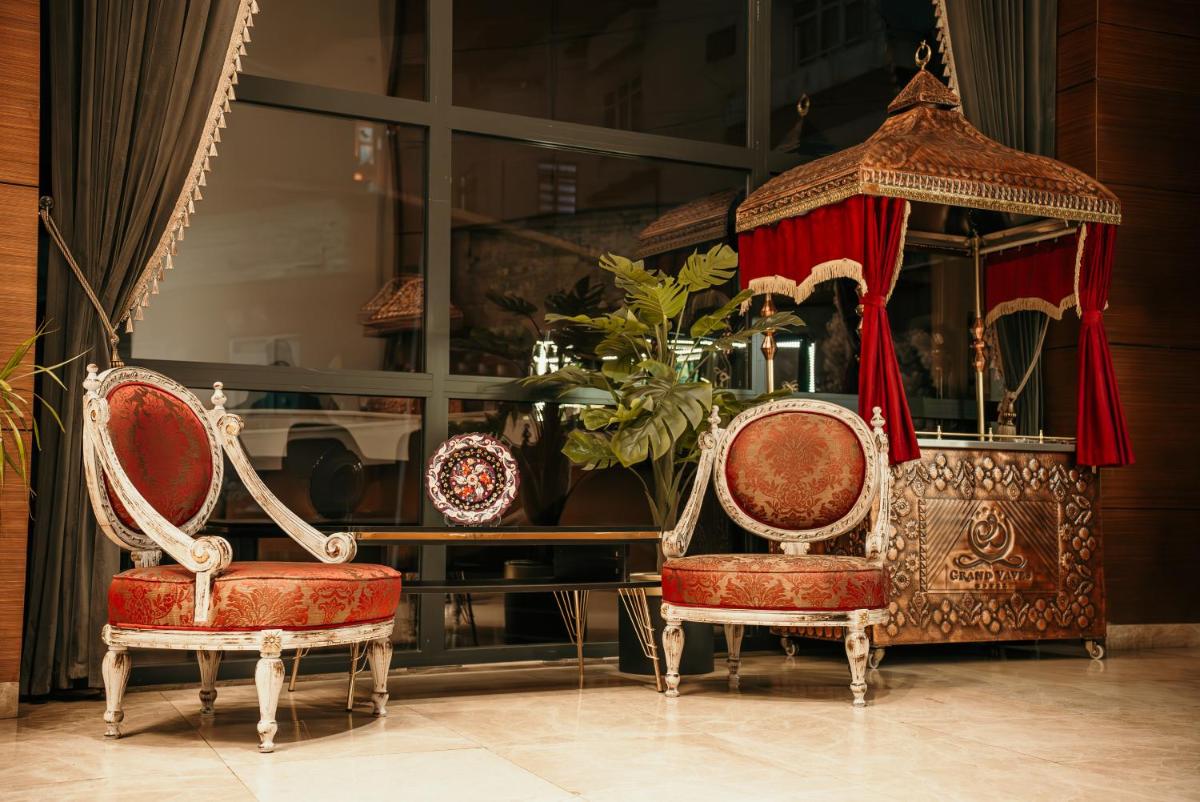 Grand Vaves Hotel - Housity