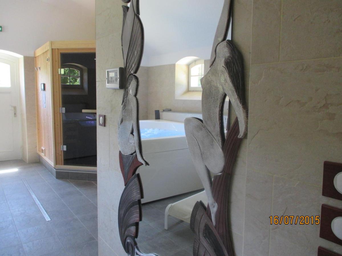 Coin salon dans l'établissement Château des Monthairons Hôtel Restaurant GastroMaison Spa privatif