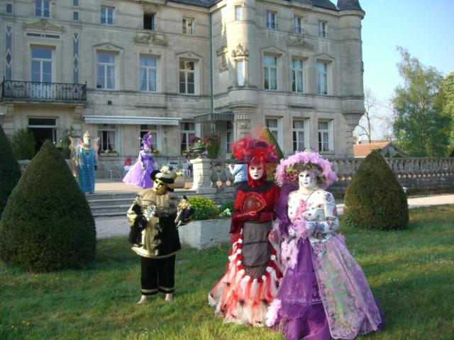 Clients de l'établissement Château des Monthairons Hôtel Restaurant GastroMaison Spa privatif