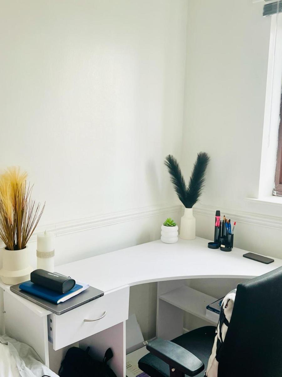 Quiet Single bedroom with free parking, office desk &chair, free wifi - Housity