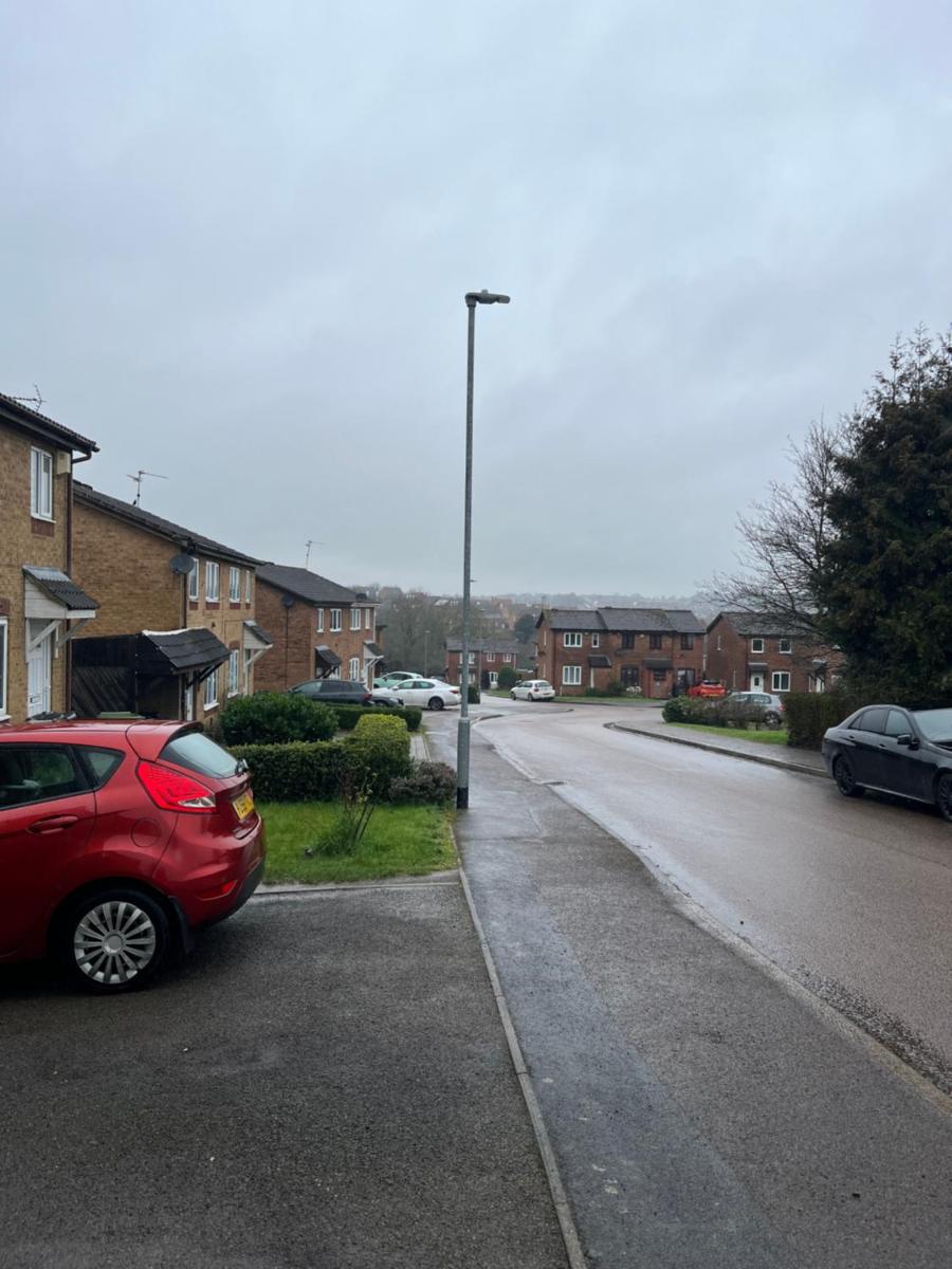 Quiet Single bedroom with free parking, office desk &chair, free wifi - Housity