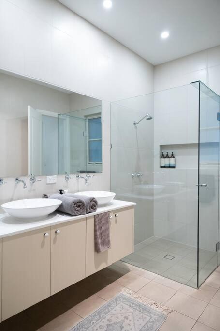 Stunning Crafers Villa amongst the beautiful hills - Housity