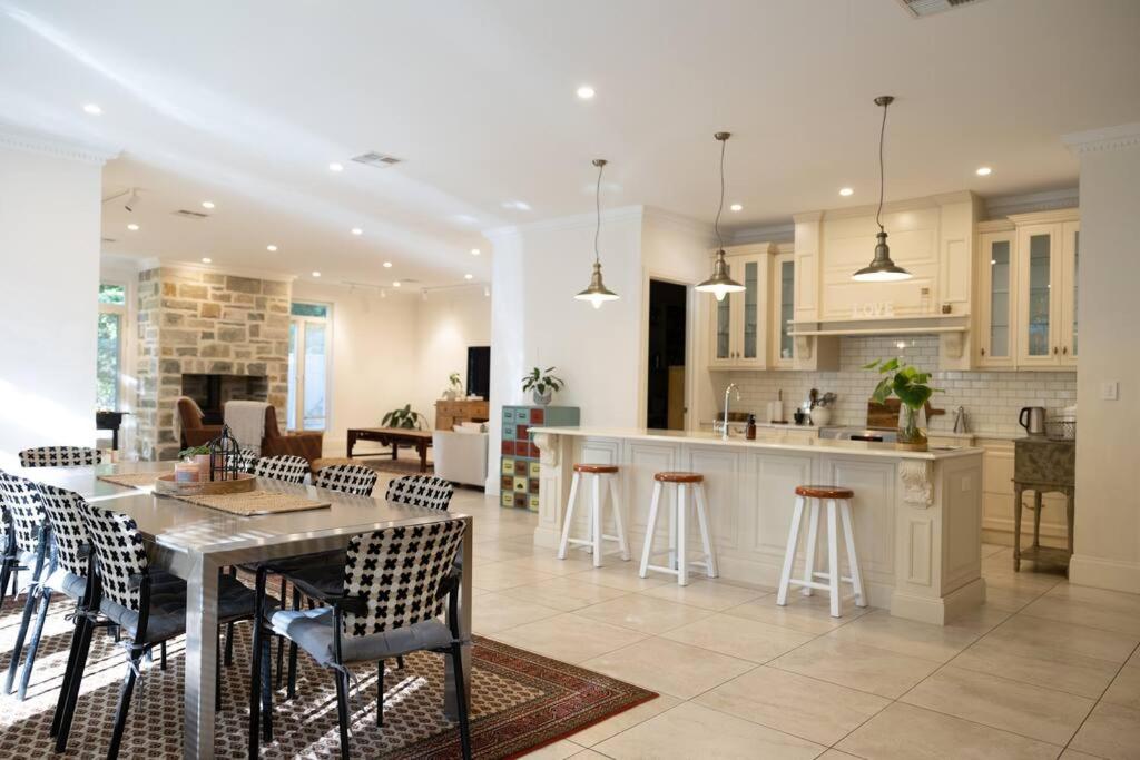 Stunning Crafers Villa amongst the beautiful hills - Housity