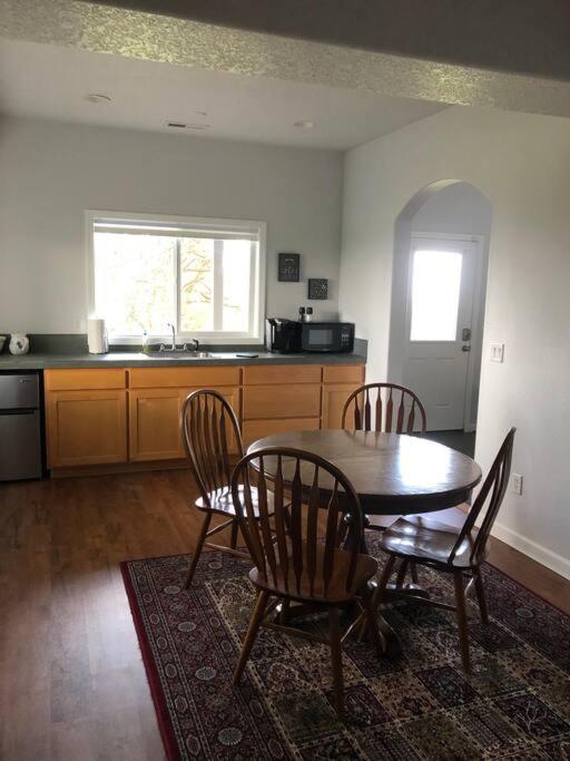 2 Bedroom Suite: Views, Private Entrance, EVchgr - Housity