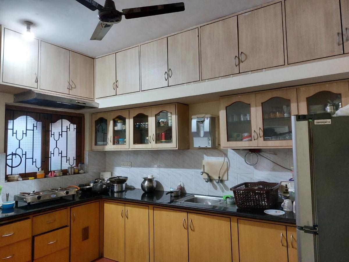 Suburbs Holiday Home - Housity