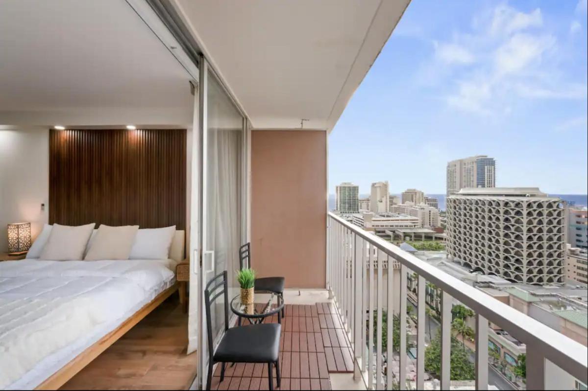 High Floor Marine Surf #2106 - Parking Included - Housity