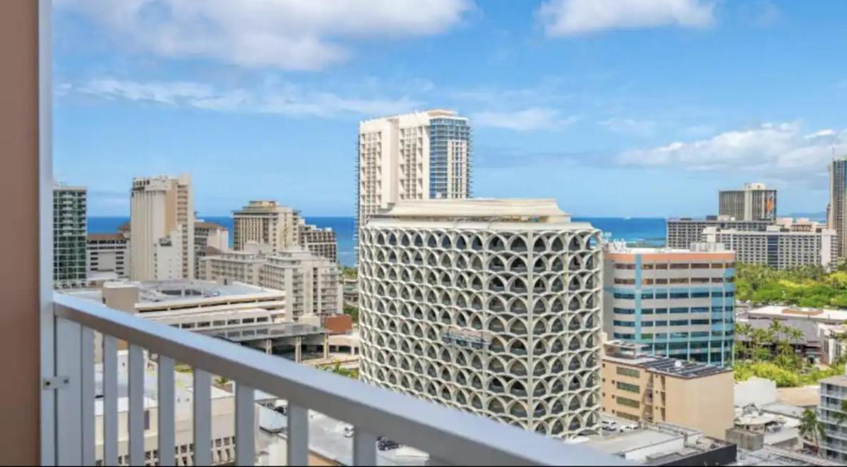 High Floor Marine Surf #2106 - Parking Included - Housity